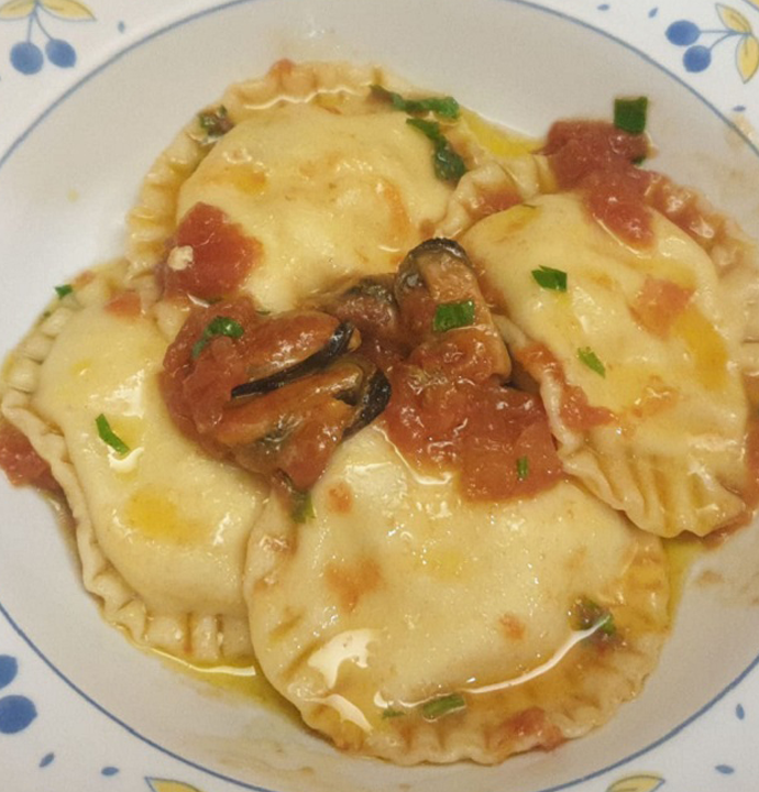 Ravioli con salsa di pomodoro alle cozze